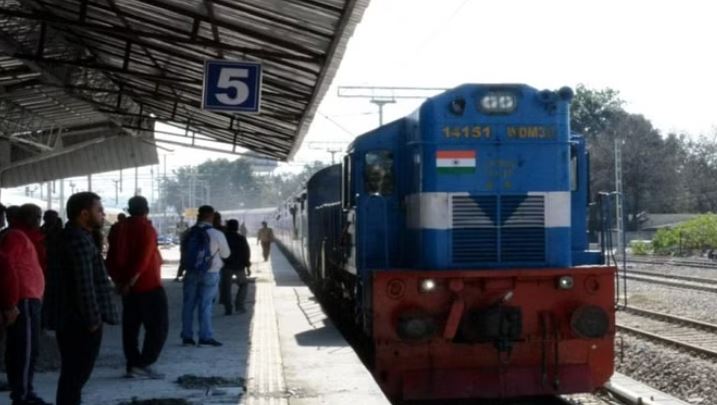 Holi 2023: होली से पहले यात्रियों की बढ़ी टेंशन, अप्रैल तक सभी ट्रेनें पैक