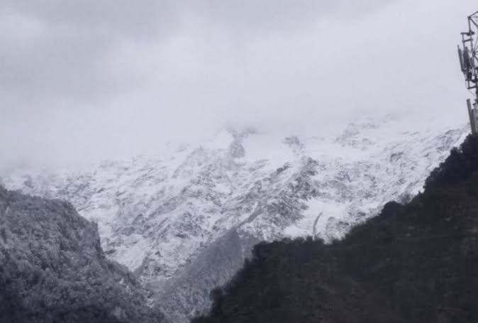 उत्तराखंड में बारिश और बर्फबारी से बढ़ी ठिठुरन, येलो अलर्ट जारी, आने वाले दिनों में ऐसा रहेगा मौसम का मिजाज
