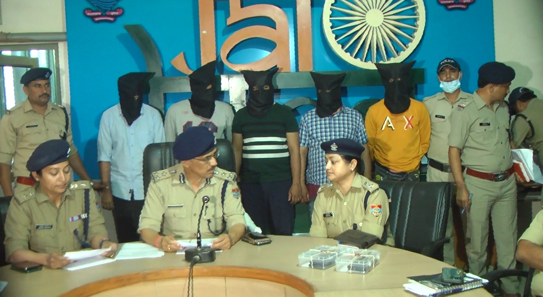 IPL में ऑनलाइन सट्टा लगाने वाले छह सटोरियों को पुलिस ने दबोचा, साढ़े सात लाख कैश भी बरामद