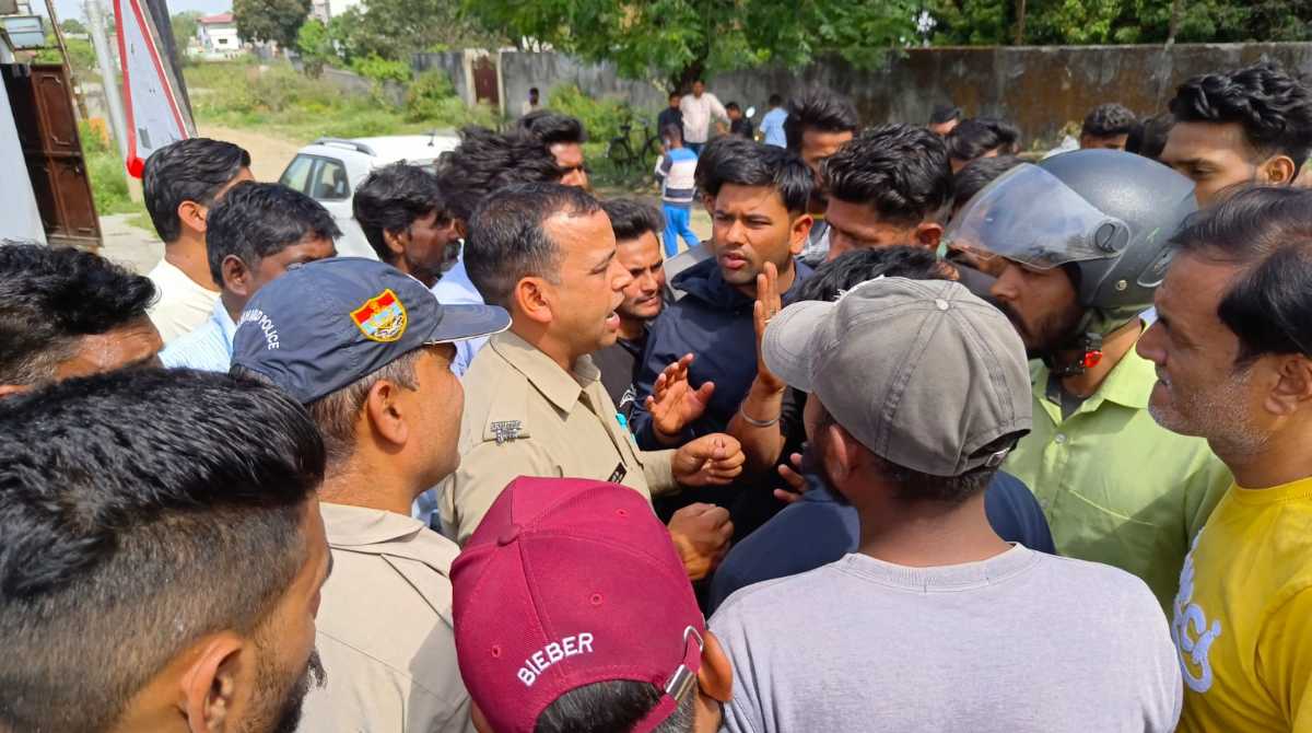 नशा मुक्ति केंद्र में युवक की मौत, घर के बाहर छोड़ा शव, आक्रोशित परिजनों का हंगामा