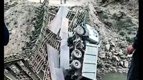 BRO का चीन सीमा से टूटा संपर्क, ट्रक गुजरते वक्त लोहा पुल टूटा