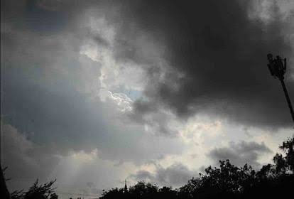 उत्तराखंड में बिगड़ा मौसम, मैदान में बर्फबारी तो पहाड़ों में बर्फबारी के आसार