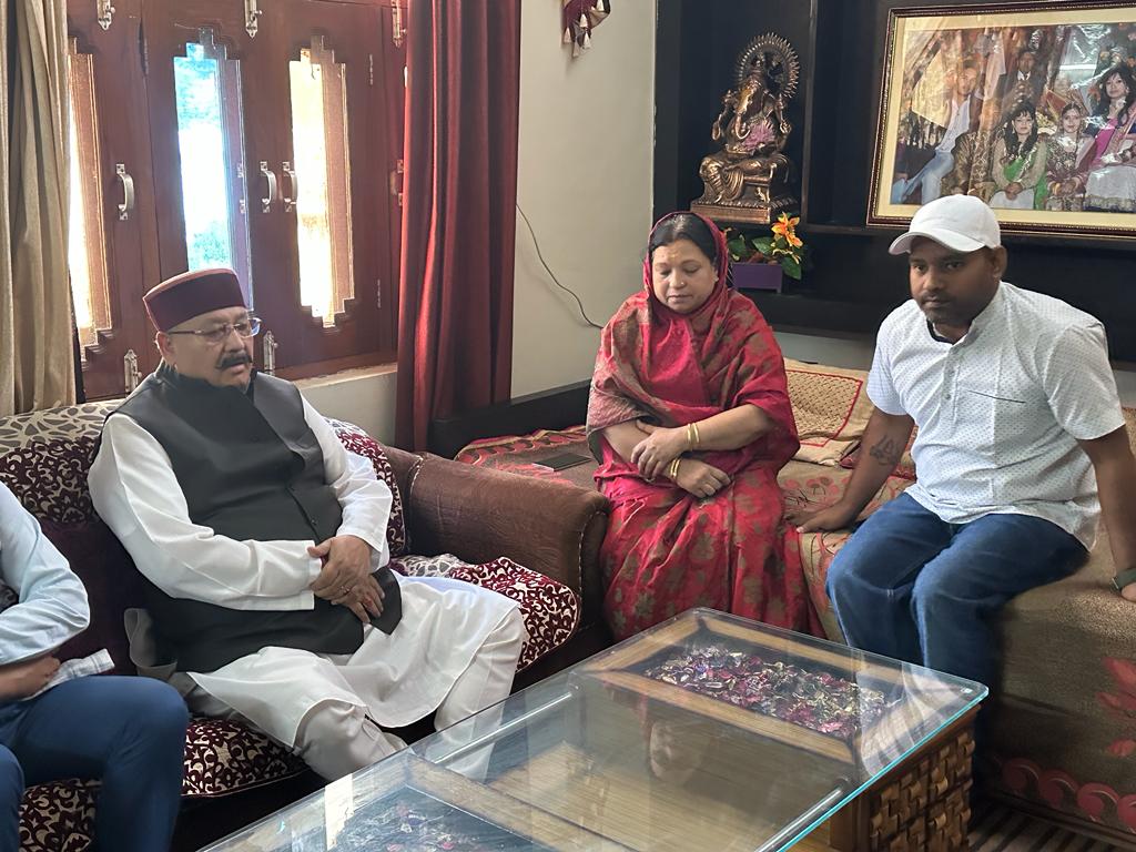 स्वर्गीय चन्दन राम दास के आवास पर पहुंचे सतपाल महाराज, परिवार से की संवेदना व्यक्त