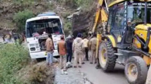 चारधाम यात्रा: श्रद्धालुओं से भरी बस हुई दुर्घटनाग्रस्त, बाल बाल बची जान