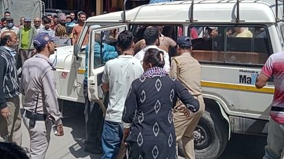 बदले के आग में SBI के गार्ड ने मैनेजर पर पेट्रोल छिड़कर की जलाने की कोशिश, बैंक में मची अफरा-तफरी बीबी