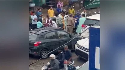 कैबिनेट मंत्री प्रेमचंद्र अग्रवाल से बीच सड़क हाथापाई, जमकर चले लात घूसे, वीडियो वायरल