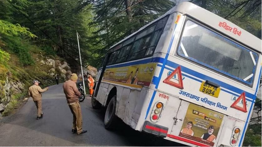 उत्तरकाशी में बड़ा हादसा होने से टला, सड़क से बाहर निकले बस के टायर, ऐसी बची यात्रियों की जान