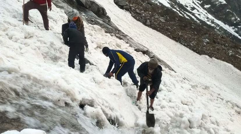 हेमकुंड साहिब यात्मेंरा मार्ग में टूटा हिमखंड, एक श्रद्धालु की मौत, यात्रा रुकी
