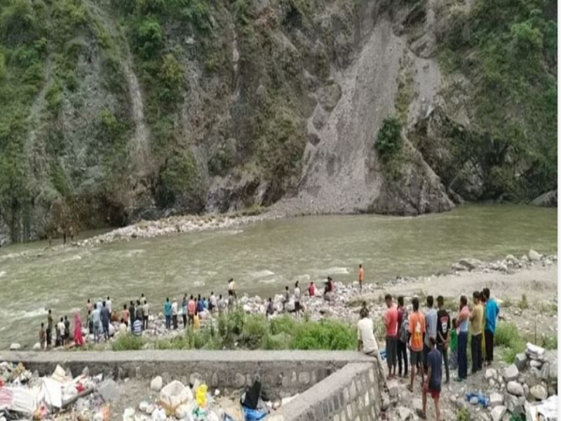 मंदिर दर्शन करने गई दो लड़कियां नदी में बही, दोनों की मौत