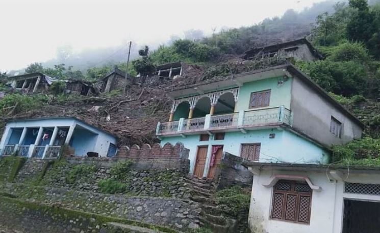 आफत की बारिश; यहां घरों पर हुआ भूस्खलन, राज्य की 296 सड़कें बंद… 30 तक बारिश का अलर्ट जारी