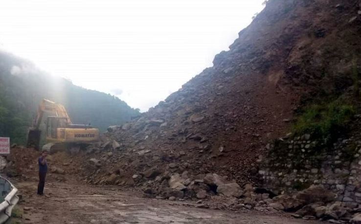 उत्तराखंड में बारिश का कहर, बदरीनाथ हाईवे बार-बार हो रहा बाधित