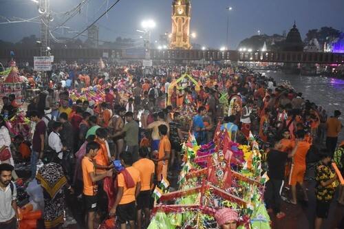 बम-बम भोले के जयकारों से गूंजी कुंभनगरी, 24 घंटे में 57.20 लाख कावड़ियों ने भरा गंगाजल