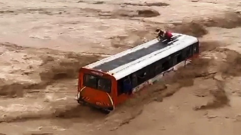 उफनती नदी के बीच में फंसी हरिद्वार जा रही बस, रेस्क्यू में जुटा प्रशासन