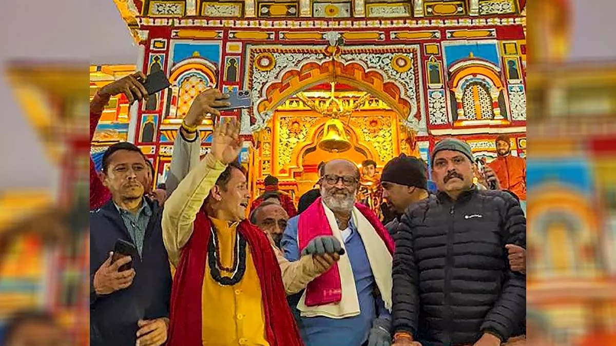 बदरीनाथ धाम पहुंचे अभिनेता रजनीकान्त, भगवान बदरीविशाल का लिया आशिर्वाद