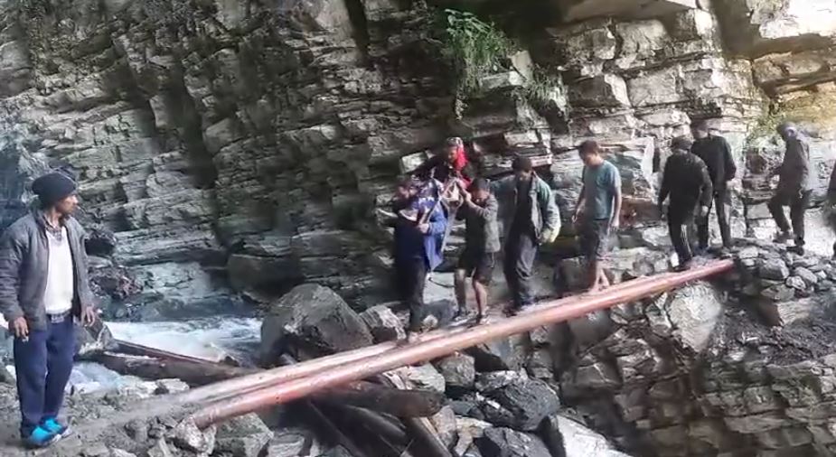 पहाड़ जैसी है पहाड़ की पीड़ा: बारिश से बहे सड़क और पुल, जान जोखिम में डालकर चलने को मजबूर; देखें