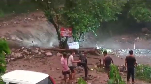 ऋषिकेश में बारिश का कहर, उफानाए नाले में बहा एक व्यक्ति; मौत, देखें वीडियो