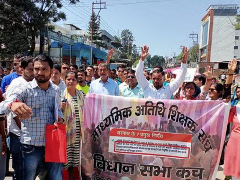 मानसून सत्र:  पहेल दिन गेस्ट टीचरों ने किया विधानसभा कूच, सड़क पर दिया धरने