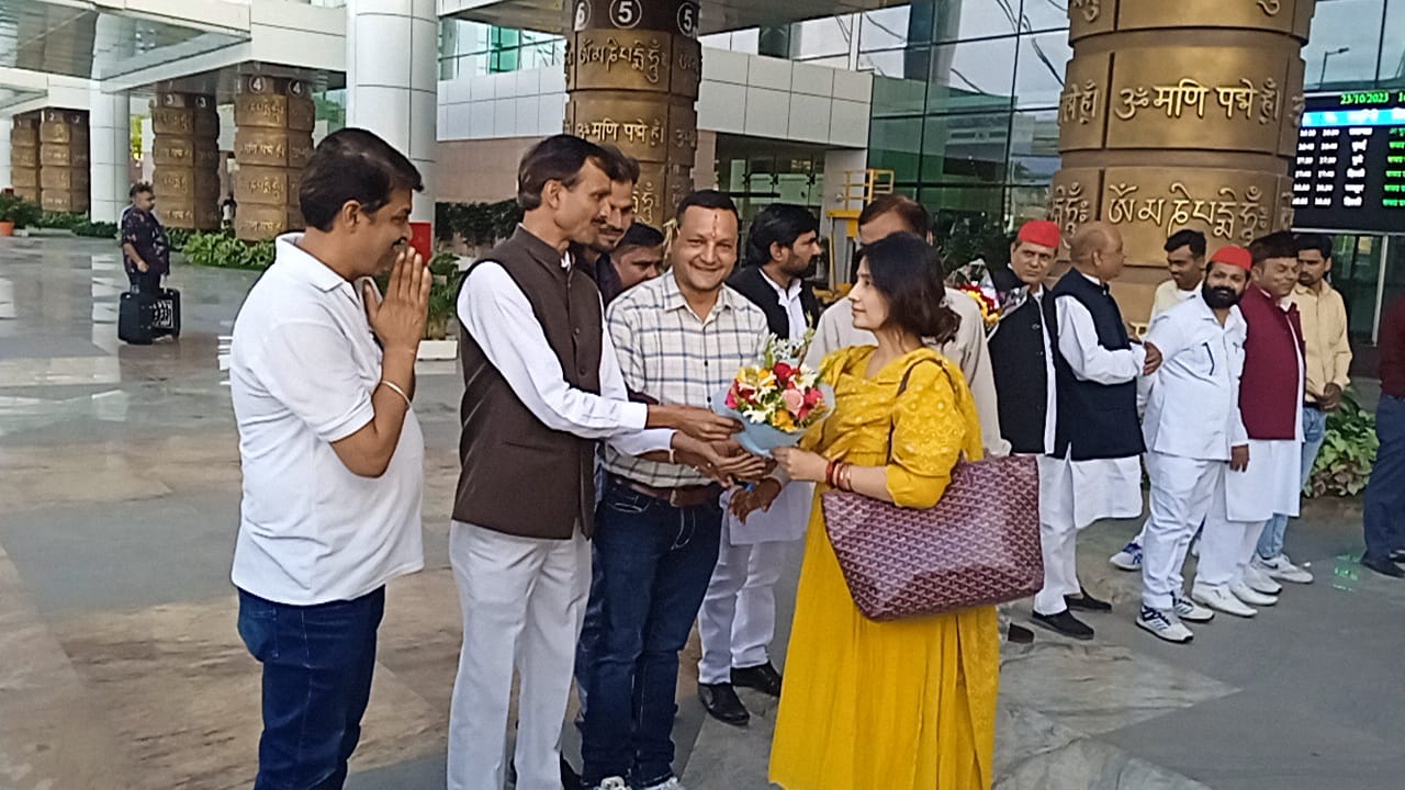 अपनी पत्नी डिम्पल यादव संग उत्तराखंड दौरे पर पहुंचे उत्तरप्रदेश के पूर्व सीएम अखिलेश यादव