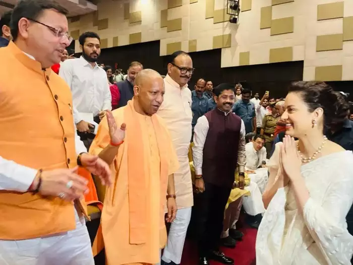 कंगना रनौत की फिल्म तेजस देखने पहुंचे सीएम योगी और धामी, तस्वीर हो रही वायरल