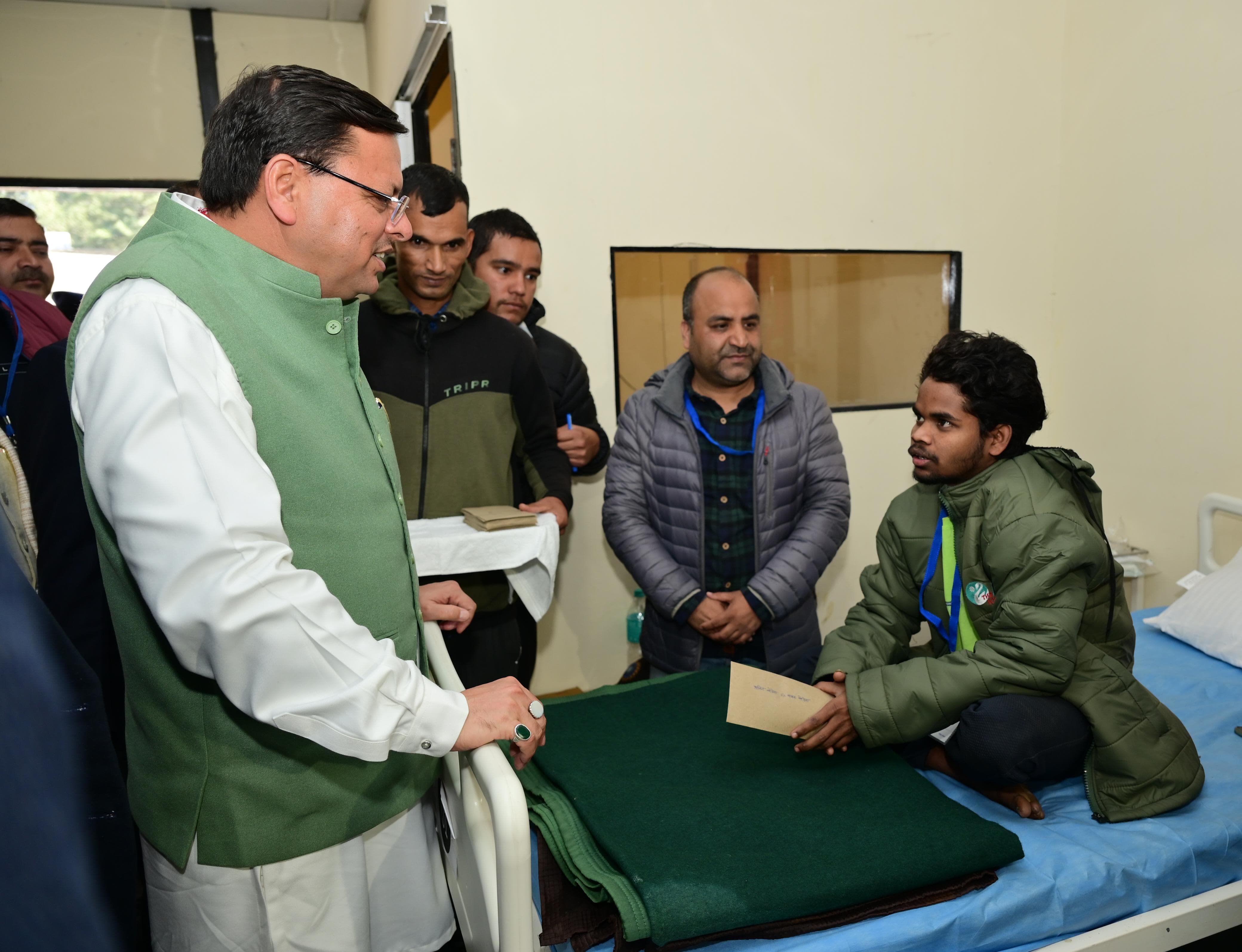 CM धामी ने मजदूरों को बांटे एक लाख की सहायता राशि के चेक