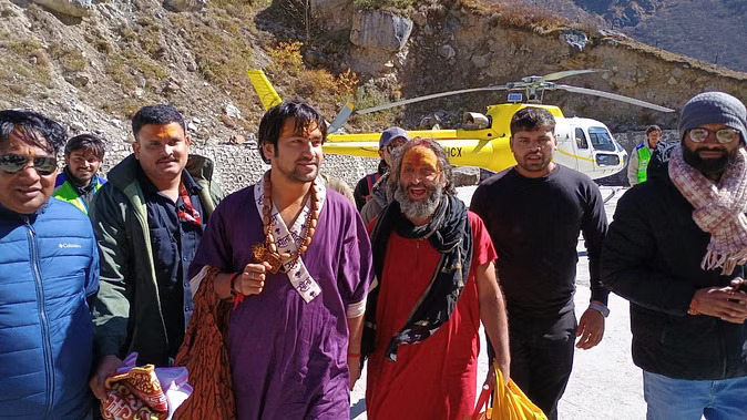 बदरीनाथ धाम पहुंचे आचार्य धीरेंद्र कृष्ण शास्त्री, भगवान बदरी विशाल का लिया आशीर्वाद