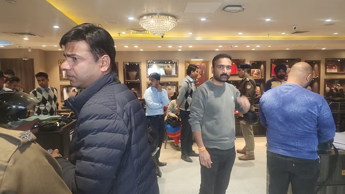 Crime: रिलायंस के ज्वेलरी शोरूम में डकैती से हड़कंप, फिल्मी अंदाज में डकैतों ने किया हाथ साफ