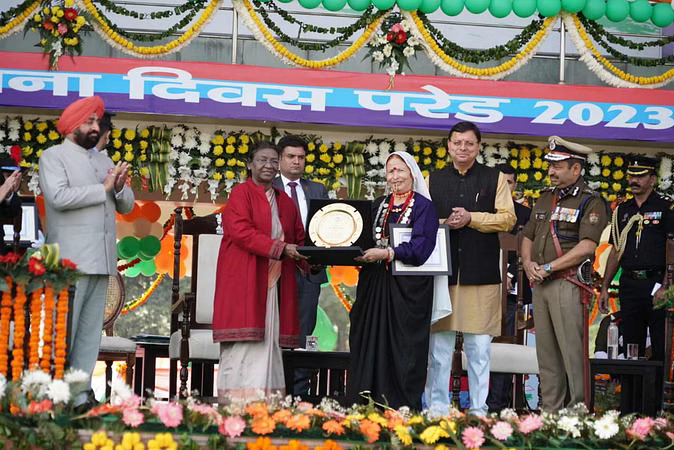 उत्तराखंड स्थापना दिवस पर राष्ट्रपति ने ली रैतिक परेड की सलामी, बोलीं- वंदनीय है उत्तराखंड को देवभूमि कहने की परंपरा