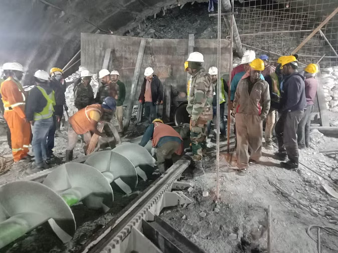 Uttarkashi Tunnel Rescue Operation: 14वें दिन जोखिम में है 41 जान, अब वर्टिकल ड्रिलिंग से होगा बचाव, आस और उम्मीदों को मिल रही सांस