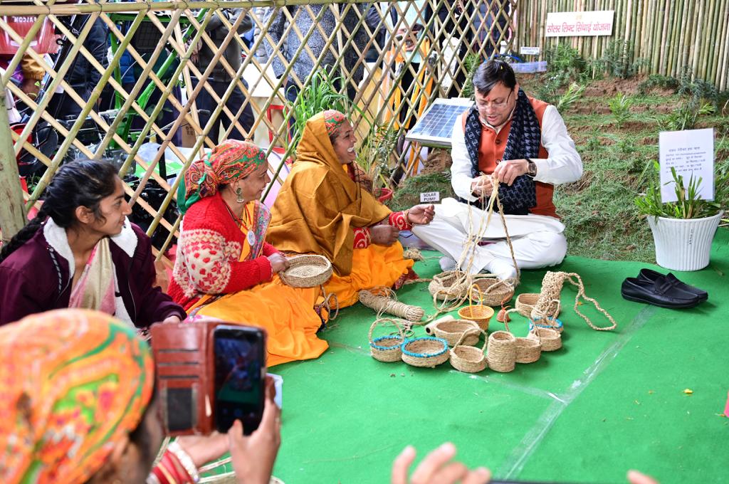 “बेटी-ब्वारयूं कु कौथिग” में पहुंचे सीएम, स्वयं सहायता समूहों की महिलाओं को बीच बैठकर की हौसाल अफजाई