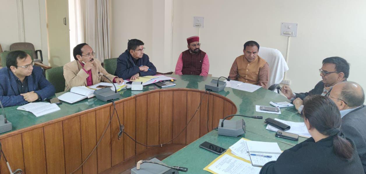 स्कूल-कॉलेजों में होगी बुक बैंक की स्थापना, मंत्री धन सिंह रावत ने दिए निर्देश