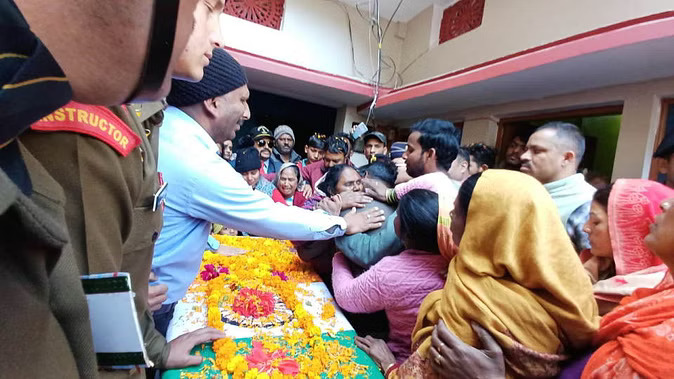 Poonch Attack: सेहरा सजने से पहले ही बेटे ने दिया देश के लिए बलिदान, पार्थिव शरीर देख बिलख पड़ी मां