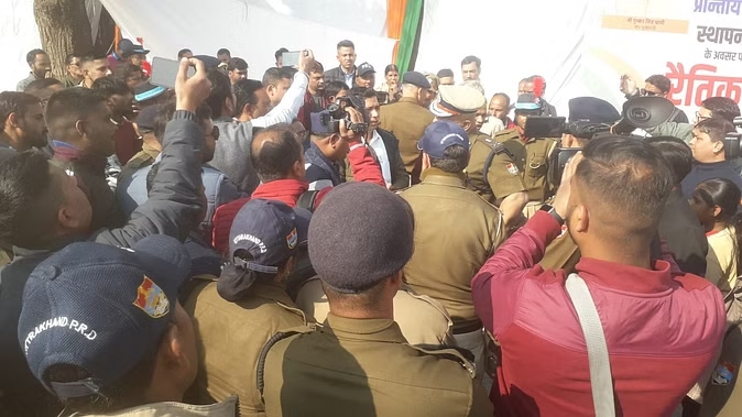 सीएम के सामने पीआरडी जवानों का हंगामा, शासन सख्त, विशेष सचिव ने बैठाई मामले की जांच