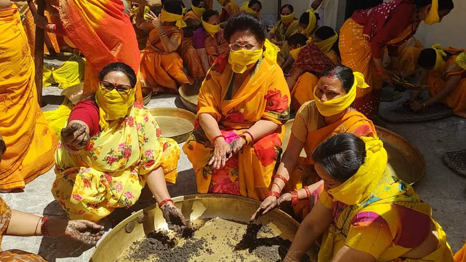 Badrinath Yatra: भगवान के ऋंगार और जोत जलाने के लिए सुहागिनों ने पिरोया तिल, आज गाड़ू घड़ा कलश यात्रा होगी रावाना