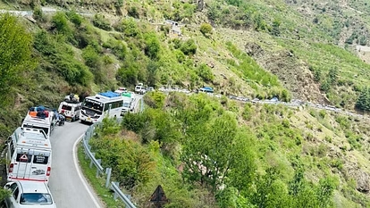 चारधाम यात्रा में उमड़ा सैलाब, क्षमता से ज्यादा पहुंचे श्रद्धालु, प्रशासन ने दोपहर बाद जाने वाले यात्रियों को रास्ते में रोका