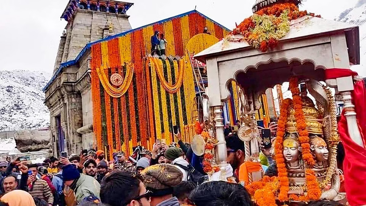 Kedarnath Dham Yatra 2024: केदारनाथ धाम पहुंची बाबा केदार की पंचमुखी डोली, स्वागत में उमड़ा भक्तों का सैलाब