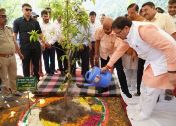 हरेला पर्व के अवसर पर मुख्यमंत्री पुष्कर सिंह धामी ने मालदेवता देहरादून में आयोजित ‘शहीदों के नाम पौधरोपण’ कार्यक्रम में प्रतिभाग किया