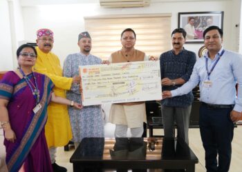 महाराज ने मुख्यमंत्री को सौंपा चारधाम यात्रियों की दुर्घटना सुरक्षा बीमा का चेक