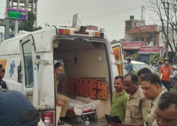 सड़क हादसे में महिला पुलिसकर्मी की मौत और एक अस्पताल में भर्ती