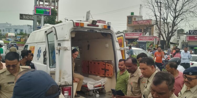 सड़क हादसे में महिला पुलिसकर्मी की मौत और एक अस्पताल में भर्ती