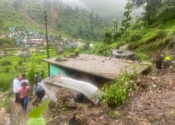 उत्तराखंड में आफत की बारिश: लैंड स्लाइड की चपेट में दबकर मां बेटी की मौत, एक शव बरामद