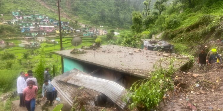 उत्तराखंड में आफत की बारिश: लैंड स्लाइड की चपेट में दबकर मां बेटी की मौत, एक शव बरामद