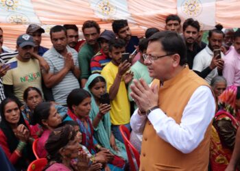 मुख्यमंत्री ने टिहरी में आपदा राहत शिविर राजकीय इण्टर कॉलेज विनक खाल में प्रभावितों से बातचीत कर जाना उनका हाल-चाल