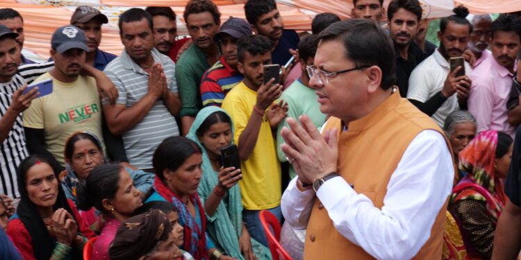 मुख्यमंत्री ने टिहरी में आपदा राहत शिविर राजकीय इण्टर कॉलेज विनक खाल में प्रभावितों से बातचीत कर जाना उनका हाल-चाल