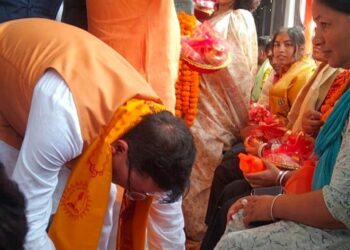 मुख्यमंत्री ने हरिद्वार में शिवभक्त कांवड़ियों के चरण धोकर किया स्वागत।