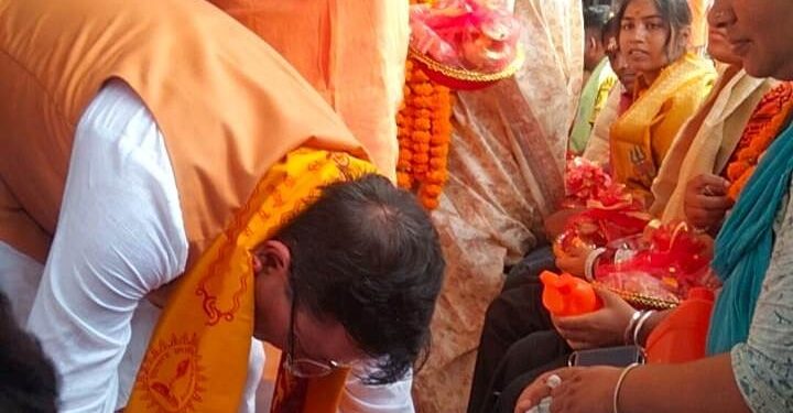 मुख्यमंत्री ने हरिद्वार में शिवभक्त कांवड़ियों के चरण धोकर किया स्वागत।