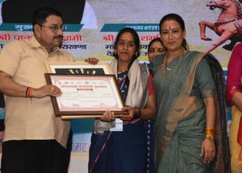 उत्तराखंड की 13 महिलाओं को मिला तीलू  रौतेली पुरस्कार 32 आंगनबाड़ी कार्यकर्ताओं को आंगनबाड़ी कार्यकत्री पुरस्कार से किया सम्मानित