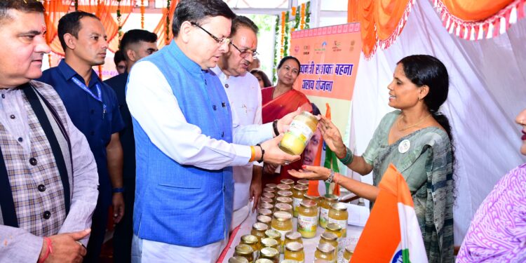 महिला समूह द्वारा लगाए गए स्टालों का सीएम ने किया शुभारंभ साथ ही खरीदारी भी की