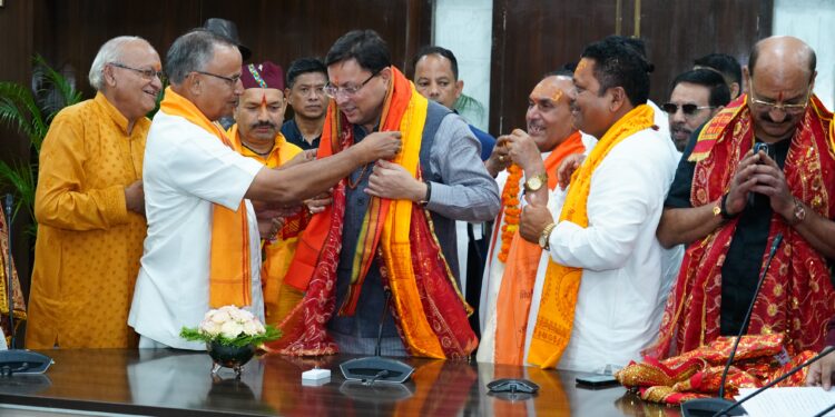 मुख्यमंत्री   धामी ने  सचिवालय में चारधामों से आये तीर्थ पुराहितों, पदाधिकारियों, होटल एसोसिएशन, टूर ऑपरेटर, ट्रांसपोर्टस और व्यापार मण्डल के साथ बैठक की।