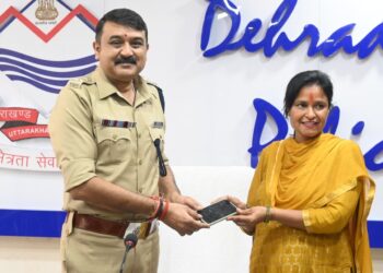 रक्षाबन्धन पर दून पुलिस का बहनो को तोहफा, खोये मोबाइलो को वापस लौटाकर बिखेरी चेहरो पर मुस्कान
