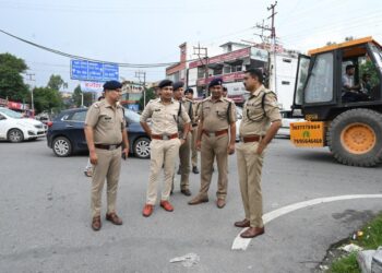 शहर की ट्रैफिक व्यवस्था का जायजा लेने स्वंय सडको पर उतरे एसएसपी देहरादून,  कैलाश अस्पताल कट तथा गोविन्द अस्पताल कट को बंद करने के दिये निर्देश